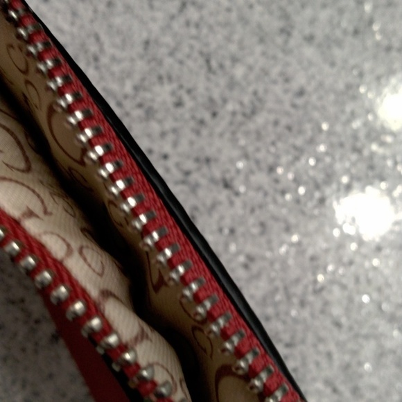 Guess wallet flat can be used to put your important cards in it while shopping - Picture 3 of 3